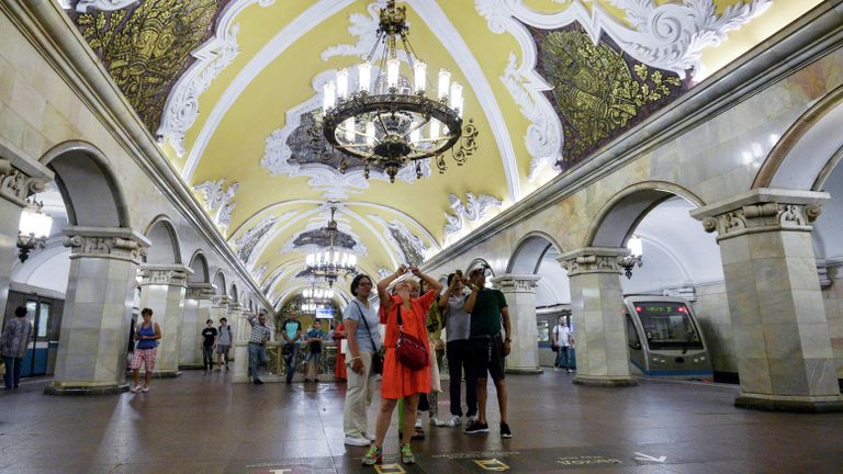 Туристы на станции Комсомольская кольцевой линии Московского метрополитена Туристы на станции Комсомольская кольцевой линии Московского метрополитена