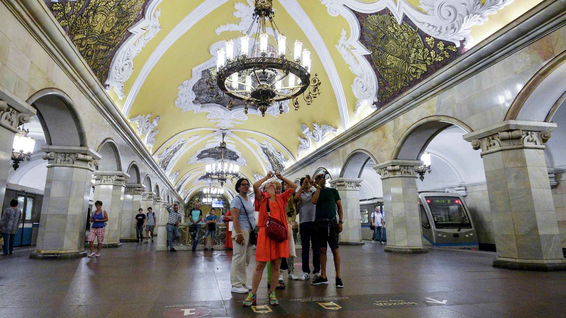 Туристы на станции Комсомольская кольцевой линии Московского метрополитена Туристы на станции Комсомольская кольцевой линии Московского метрополитена - РИА Новости, 1920, 07.08.2026