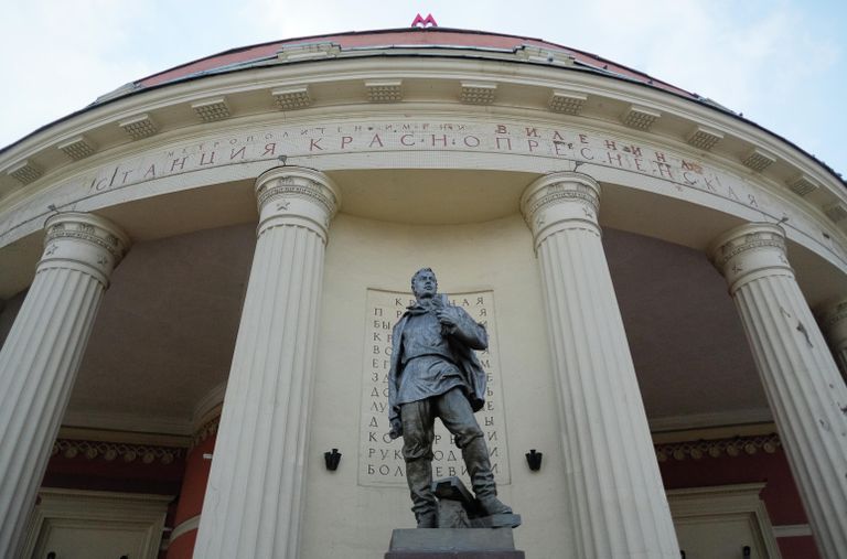 Скульптура Рабочий-дружинник у павильона станции Краснопресненская московского метро Скульптура Рабочий-дружинник у павильона станции Краснопресненская московского метро