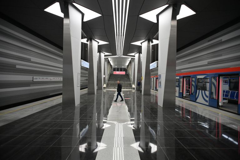 Пассажиры на станции Авиамоторная Некрасовской линии Московского метрополитена Пассажиры на станции Авиамоторная Некрасовской линии Московского метрополитена