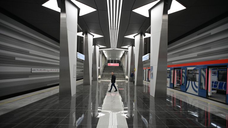 Пассажиры на станции Авиамоторная Некрасовской линии Московского метрополитена Пассажиры на станции Авиамоторная Некрасовской линии Московского метрополитена