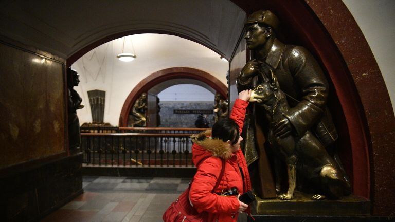 Девушка на станции Площадь Революции Московского метрополитена Девушка на станции Площадь Революции Московского метрополитена
