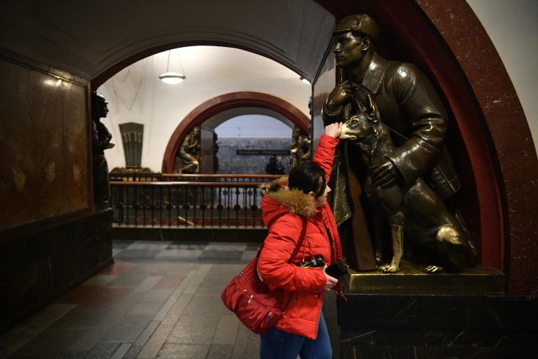 Девушка на станции Площадь Революции Московского метрополитена Девушка на станции Площадь Революции Московского метрополитена