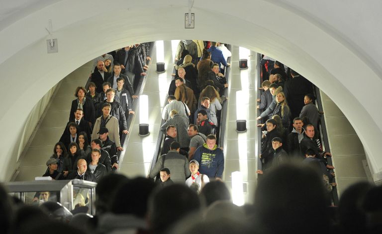 Пассажиры на станции Парк культуры кольцевой линии московского метрополитена в час пик Пассажиры на станции Парк культуры кольцевой линии московского метрополитена в час пик