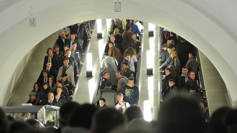 Пассажиры на станции Парк культуры кольцевой линии московского метрополитена в час пик Пассажиры на станции Парк культуры кольцевой линии московского метрополитена в час пик