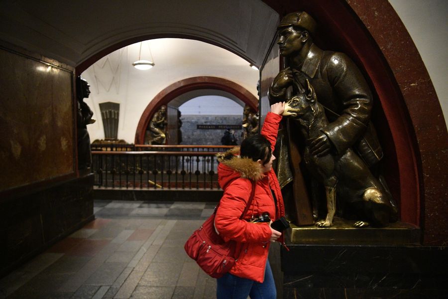 Девушка на станции Площадь Революции Московского метрополитена Девушка на станции Площадь Революции Московского метрополитена