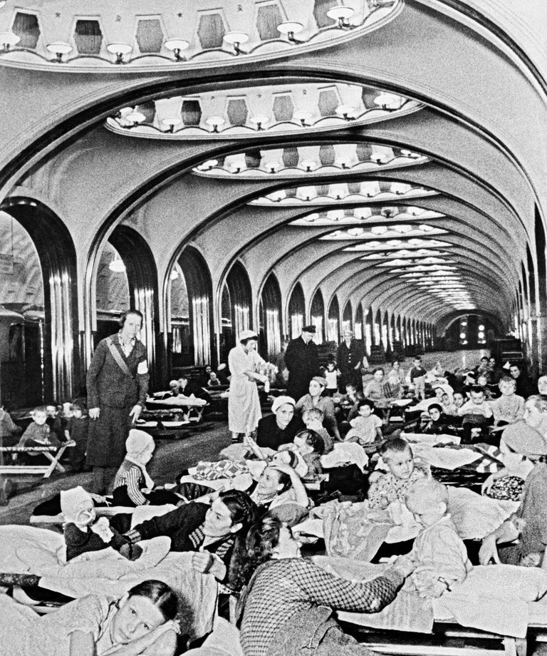 Великая Отечественная война 1941-1945 гг. Женщины и дети во время бомбардировки скрываются на станции метро Маяковская Великая Отечественная война 1941-1945 гг. Женщины и дети во время бомбардировки скрываются на станции метро Маяковская