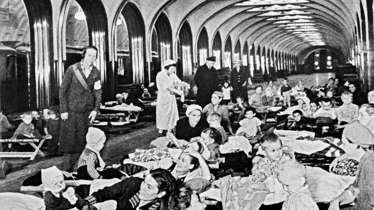 Великая Отечественная война 1941-1945 гг. Женщины и дети во время бомбардировки скрываются на станции метро Маяковская Великая Отечественная война 1941-1945 гг. Женщины и дети во время бомбардировки скрываются на станции метро Маяковская