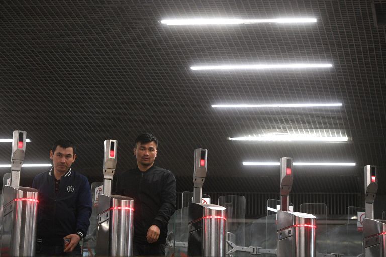 Пассажиры московского метро проходят через турникеты на станции Октябрьское Поле. На турникетах станции метро Октябрьское Поле появились видеокамеры. Данное оборудование установили в рамках пилотного проекта видеонаблюдения с системой распознавания лиц Пассажиры московского метро проходят через турникеты на станции Октябрьское Поле. На турникетах станции метро Октябрьское Поле появились видеокамеры. Данное оборудование установили в рамках пилотного проекта видеонаблюдения с системой распознавания лиц