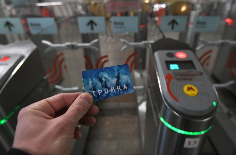 Пассажир проходит с картой Тройка через турникет на станции метро Тушинская в Москве Пассажир проходит с картой Тройка через турникет на станции метро Тушинская в Москве