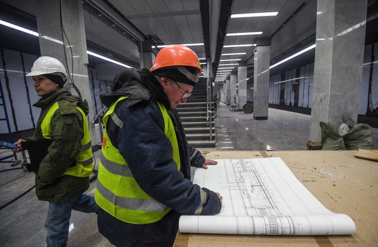 Инженер на строительстве станции Московского метрополитена Коммунарка на Сокольнической линии Инженер на строительстве станции Московского метрополитена Коммунарка на Сокольнической линии