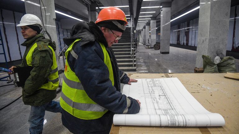 Инженер на строительстве станции Московского метрополитена Коммунарка на Сокольнической линии Инженер на строительстве станции Московского метрополитена Коммунарка на Сокольнической линии