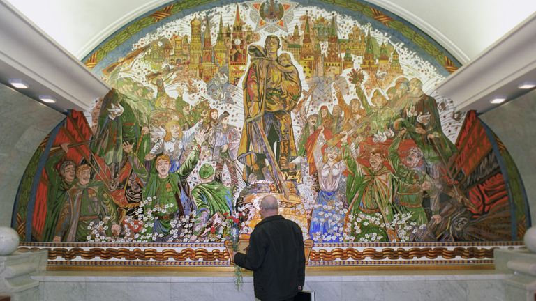 Панно, посвященное победе советского народа в Великой Отечественной войне 1941-1945 годов, на одной из стен станции московского метро Парк Победы. Художник Зураб Церетели Панно, посвященное победе советского народа в Великой Отечественной войне 1941-1945 годов, на одной из стен станции московского метро Парк Победы. Художник Зураб Церетели
