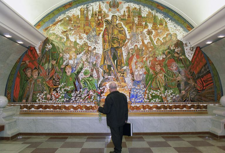 Панно, посвященное победе советского народа в Великой Отечественной войне 1941-1945 годов, на одной из стен станции московского метро Парк Победы. Художник Зураб Церетели Панно, посвященное победе советского народа в Великой Отечественной войне 1941-1945 годов, на одной из стен станции московского метро Парк Победы. Художник Зураб Церетели