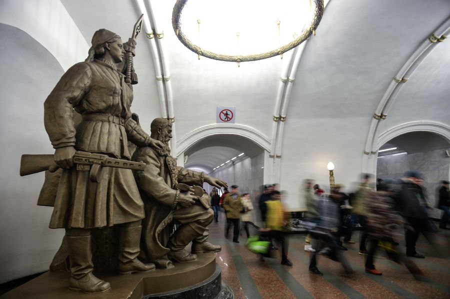 Скульптура Белорусские партизаны, установленная в переходе на станции метро Белорусская Московского метрополитена Скульптура Белорусские партизаны, установленная в переходе на станции метро Белорусская Московского метрополитена