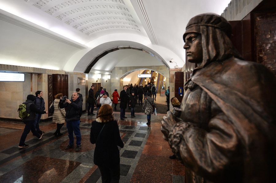 Пассажиры на станции Бауманская Арбатско-Покровской линии Московского метрополитена Пассажиры на станции Бауманская Арбатско-Покровской линии Московского метрополитена