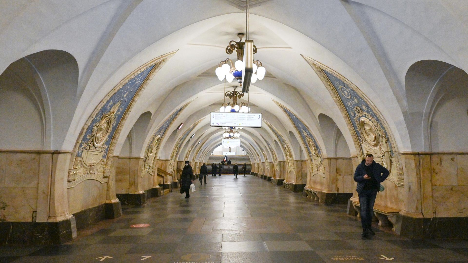 Пассажиры на станции метро Таганская Кольцевой линии в Москве Пассажиры на станции метро Таганская Кольцевой линии в Москве - РИА Новости, 1920, 29.05.2025
