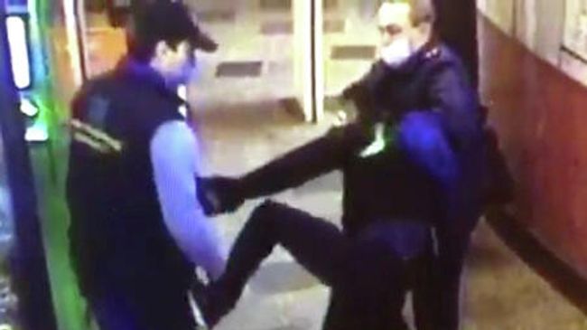 Пассажир ударил работника метро в вестибюле станции Нарвская в Санкт-Петербурге Пассажир ударил работника метро в вестибюле станции Нарвская в Санкт-Петербурге