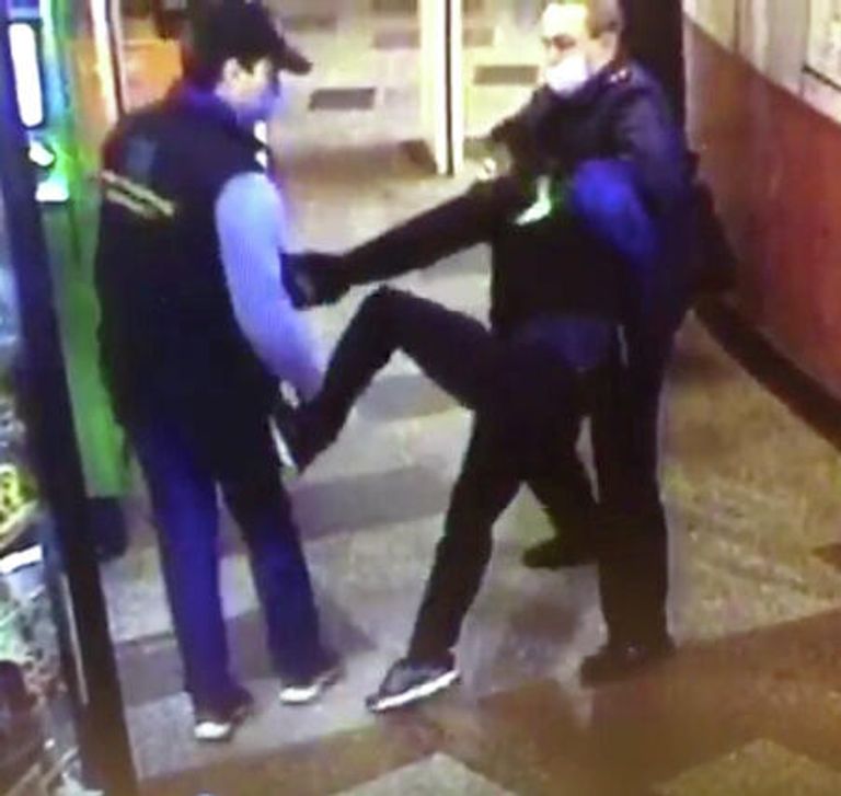 Пассажир ударил работника метро в вестибюле станции Нарвская в Санкт-Петербурге