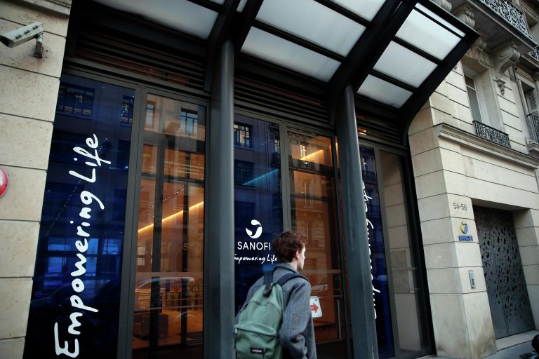 Мужчина проходит мимо штаб-квартиры компании Sanofi