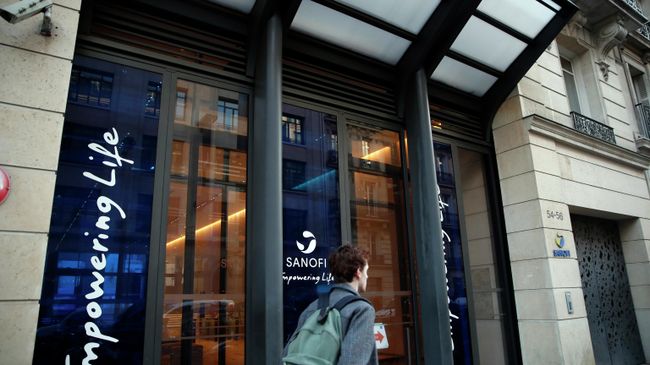 Мужчина проходит мимо штаб-квартиры компании Sanofi Мужчина проходит мимо штаб-квартиры компании Sanofi