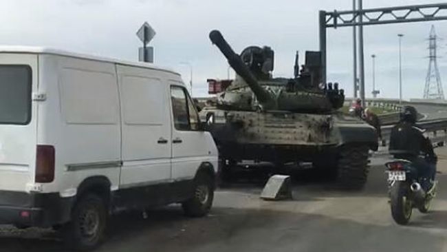 Танк съехал с трала при перевозке на кольцевой автодороге в Санкт-Петербурге Танк съехал с трала при перевозке на кольцевой автодороге в Санкт-Петербурге