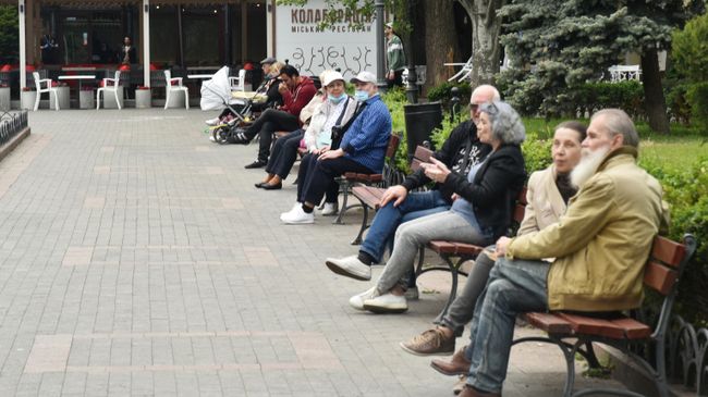 Горожане отдыхают на улице в Одессе Горожане отдыхают на улице в Одессе