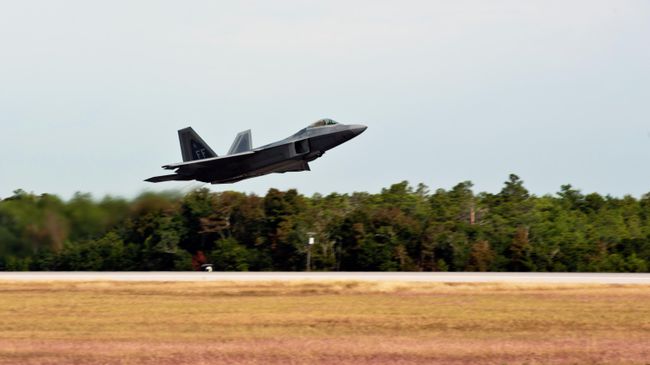 Истребитель F-22 Raptor ВВС США взлетает с авиабазы Эглин в штате Флорида Истребитель F-22 Raptor ВВС США взлетает с авиабазы Эглин в штате Флорида