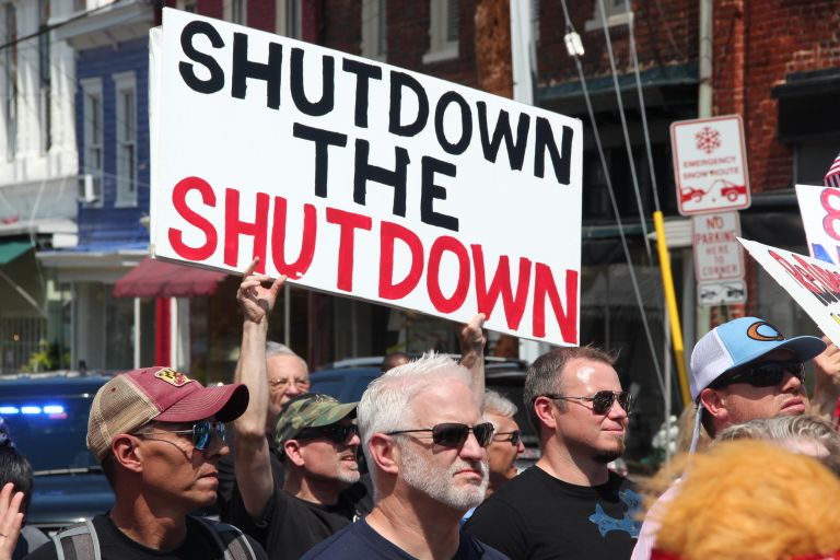 Акция протеста перед законодательным собранием штата Мэриленд с требованием снятия ограничений, связанных с коронавирусом