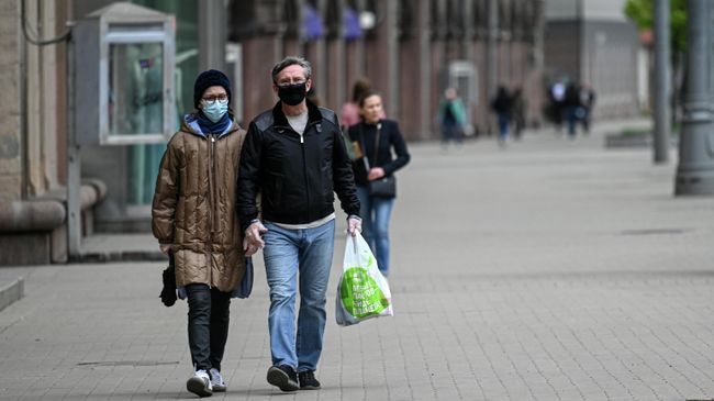 Прохожие на улице в Москве Прохожие на улице в Москве