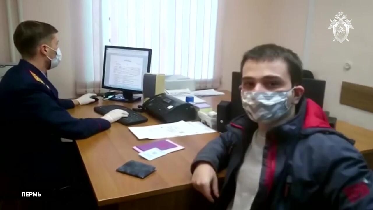 Следственный комитет России проводит обыски и допросы в отношении четверых подозреваемых в размещении фото нацистов на сайтах Бессмертного полка. Справа — подозреваемый Даниил Симанов. Стоп-кадр видео Следственный комитет России проводит обыски и допросы в отношении четверых подозреваемых в размещении фото нацистов на сайтах Бессмертного полка. Справа — подозреваемый Даниил Симанов. Стоп-кадр видео - РИА Новости, 1920, 01.09.2020