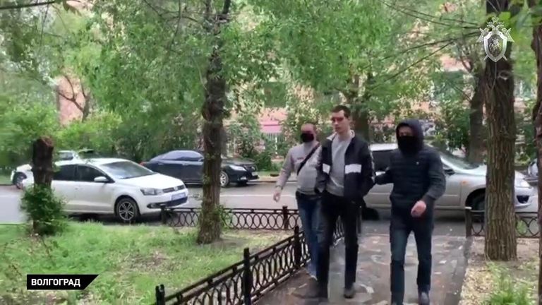 Следственный комитет России проводит обыски и допросы в отношении четверых подозреваемых в размещении фото нацистов на сайтах Бессмертного полка. В центре — подозреваемый Денис Воронцов. Стоп-кадр видео Следственный комитет России проводит обыски и допросы в отношении четверых подозреваемых в размещении фото нацистов на сайтах Бессмертного полка. В центре — подозреваемый Денис Воронцов. Стоп-кадр видео