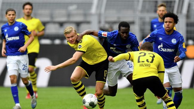 Dortmund's Norwegian forward Erling Braut Haaland (Center L) vies for the ball with Schalke's Senegalese defender Salif Sane during the German first division Bundesliga football match BVB Borussia Dortmund v Schalke 04 on May 16, 2020 in Dortmund, western Germany as the season resumed following a two-month absence due to the novel coronavirus COVID-19 pandemic. (Photo by Martin Meissner / POOL / AFP) / DFL REGULATIONS PROHIBIT ANY USE OF PHOTOGRAPHS AS IMAGE SEQUENCES AND/OR QUASI-VIDEO Dortmund's Norwegian forward Erling Braut Haaland (Center L) vies for the ball with Schalke's Senegalese defender Salif Sane during the German first division Bundesliga football match BVB Borussia Dortmund v Schalke 04 on May 16, 2020 in Dortmund, western Germany as the season resumed following a two-month absence due to the novel coronavirus COVID-19 pandemic. (Photo by Martin Meissner / POOL / AFP) / DFL REGULATIONS PROHIBIT ANY USE OF PHOTOGRAPHS AS IMAGE SEQUENCES AND/OR QUASI-VIDEO