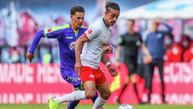 Freiburg's German defender Robin Koch (L) and Leipzig's Danish forward Yussuf Poulsen vie for the ball during the German first division Bundesliga football match RB Leipzig v SC Freiburg on May 16, 2020 in Leipzig, eastern Germany as the season resumed following a two-month absence due to the novel coronavirus COVID-19 pandemic. (Photo by Jan Woitas / POOL / AFP) / DFL REGULATIONS PROHIBIT ANY USE OF PHOTOGRAPHS AS IMAGE SEQUENCES AND/OR QUASI-VIDEO