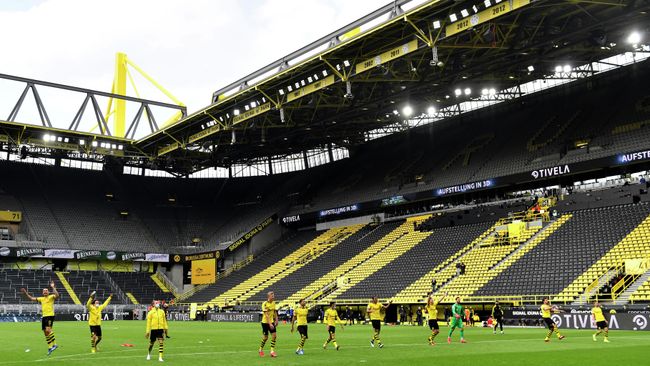 Dortmund's players celebrate their victory 4:0 after the German first division Bundesliga football match BVB Borussia Dortmund v Schalke 04 on May 16, 2020 in Dortmund, western Germany as the season resumed following a two-month absence due to the novel coronavirus COVID-19 pandemic. (Photo by Martin Meissner / POOL / AFP) / DFL REGULATIONS PROHIBIT ANY USE OF PHOTOGRAPHS AS IMAGE SEQUENCES AND/OR QUASI-VIDEO Dortmund's players celebrate their victory 4:0 after the German first division Bundesliga football match BVB Borussia Dortmund v Schalke 04 on May 16, 2020 in Dortmund, western Germany as the season resumed following a two-month absence due to the novel coronavirus COVID-19 pandemic. (Photo by Martin Meissner / POOL / AFP) / DFL REGULATIONS PROHIBIT ANY USE OF PHOTOGRAPHS AS IMAGE SEQUENCES AND/OR QUASI-VIDEO