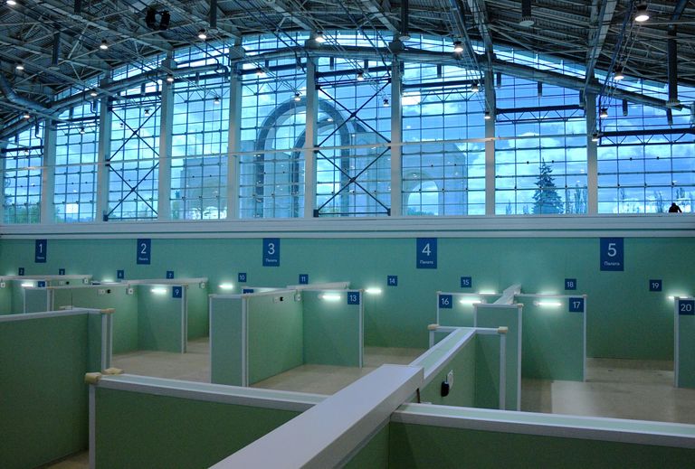 Временный госпиталь для пациентов с COVID-19 в павильоне №75 на ВДНХ в Москве Временный госпиталь для пациентов с COVID-19 в павильоне №75 на ВДНХ в Москве