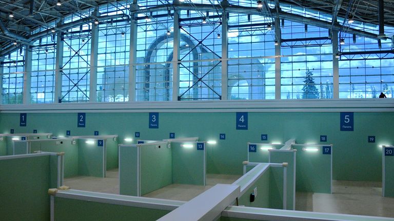 Временный госпиталь для пациентов с COVID-19 в павильоне №75 на ВДНХ в Москве Временный госпиталь для пациентов с COVID-19 в павильоне №75 на ВДНХ в Москве