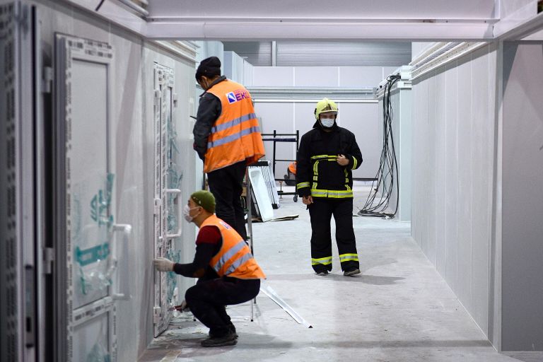 Рабочие строят временный госпиталь для пациентов с COVID-19 на территории выставочного центра Сокольники в Москве Рабочие строят временный госпиталь для пациентов с COVID-19 на территории выставочного центра Сокольники в Москве