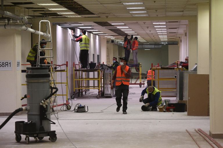Рабочие строят временный госпиталь для пациентов с COVID-19 в Центральном выставочном комплексе (ЦВК) Экспоцентр в Москве Рабочие строят временный госпиталь для пациентов с COVID-19 в Центральном выставочном комплексе (ЦВК) Экспоцентр в Москве