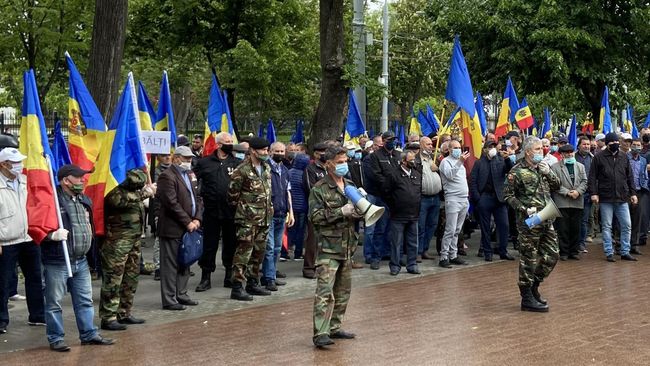 Митингующие в Кишиневе требуют отставки правительства и досрочных парламентских выборов Митингующие в Кишиневе требуют отставки правительства и досрочных парламентских выборов