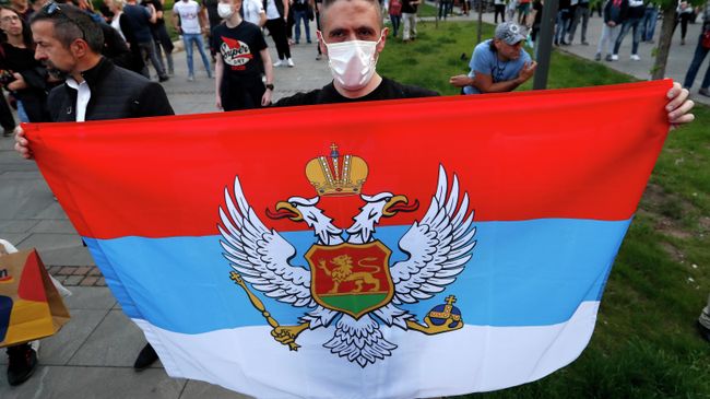 Участники акции протеста после ареста священников Сербской православной церкви в Черногории