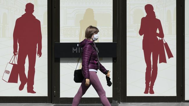 Девушка проходит мимо ГУМа в Москве Девушка проходит мимо ГУМа в Москве