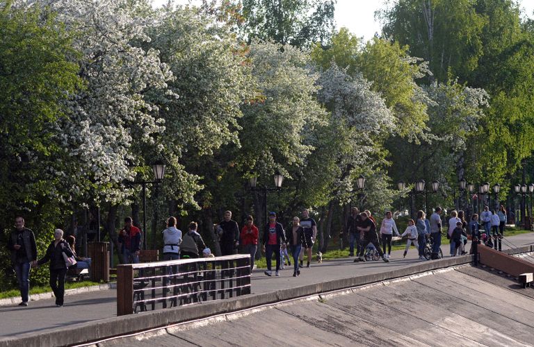 Люди гуляют по набережной Енисея в Дивногорске Красноярского края Люди гуляют по набережной Енисея в Дивногорске Красноярского края