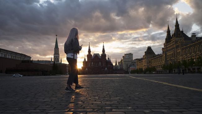 Девушка на Красной площади в Москве Девушка на Красной площади в Москве