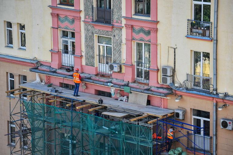 Рабочие производят восстановительные работы балкона в историческом здании по адресу Ленинский проспект 37 в Москве
