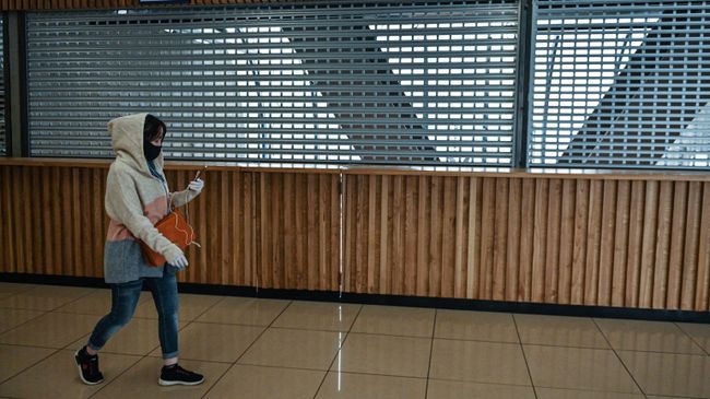 Девушка в защитной маске на торгово-пешеходном мосту Багратион в Москве Девушка в защитной маске на торгово-пешеходном мосту Багратион в Москве