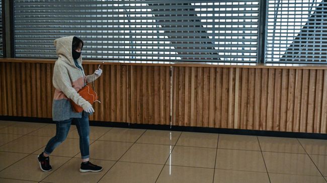 Девушка в защитной маске на торгово-пешеходном мосту Багратион в Москве Девушка в защитной маске на торгово-пешеходном мосту Багратион в Москве