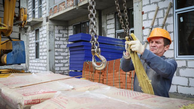 Рабочий во время строительства многоквартирного жилого дома