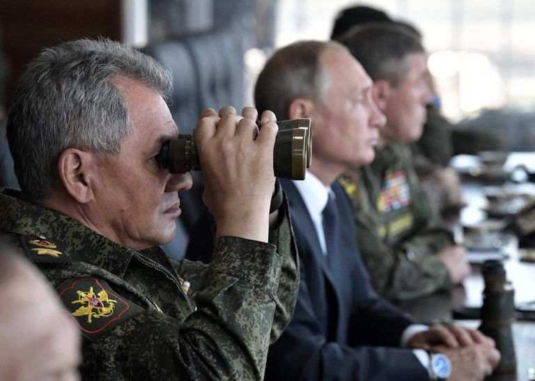 Министр обороны РФ, генерал армии Сергей Шойгу наблюдает за ходом военных маневров российских, монгольских и китайских вооруженных сил Восток-2018 с командного пункта на полигоне Цугол