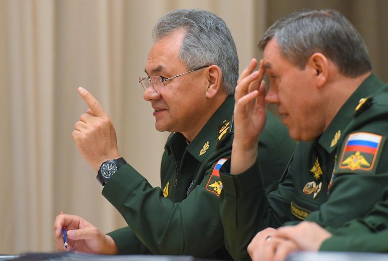 Министр обороны РФ Сергей Шойгу и начальник Генерального штаба Вооруженных сил РФ - первый заместитель министра обороны РФ Валерий Герасимов перед началом совещания президента РФ Владимира Путина с руководством министерства обороны РФ и предприятий ОПК